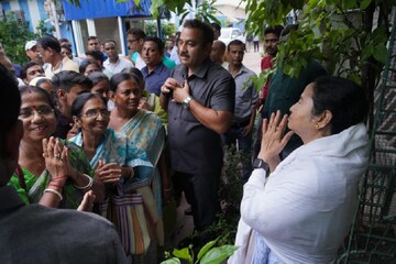 কালীঘাটের বাড়িতে শহিদ পরিবারের সদস্যেরা, মুখোমুখি এসে দাঁড়ালেন মমতা কালীঘাটের বাড়িতে শহিদ পরিবারের সদস্যেরা, মুখোমুখি এসে দাঁড়ালেন মমতা