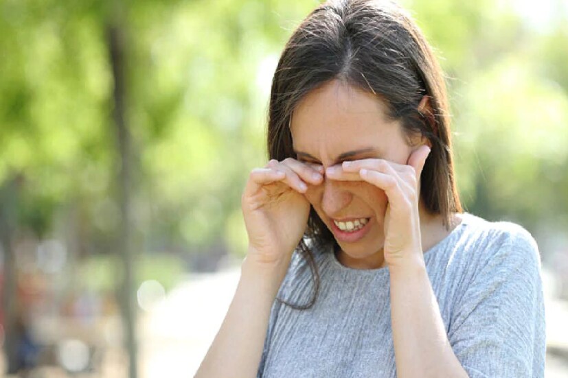 Conjunctivitis, ইংরাজিতে এর অপর নাম পিঙ্ক আই ডিসিস৷ চোখ লাল হয়ে ফুলে যায়৷ ক্রমাগত জল পড়া, চোখ কটকট করা এই রোগের উপসর্গ৷ আমরা বাঙালিরা একে অবশ্য জয়বাংলা নামেই চিনি৷ কিন্তু, হঠাৎ এই রোগের নাম জয় বাংলা কেন হল, জানেন?