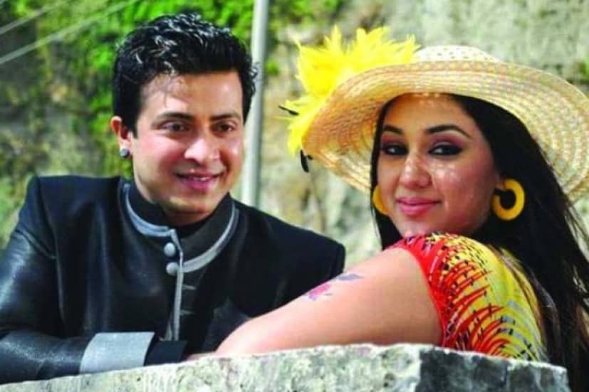 অভিনেত্রী বলেন, &quot;এখানে ওর তো প্রথম আসা। তা ছাড়া ওর বাবা ওকে বিভিন্ন জায়গায় ঘুরতে নিয়ে যাচ্ছে। তাকে নিয়ে শপিংমলে ঘুরছে।&quot;