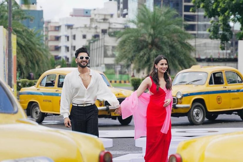 আর কয়েক দিনের অপেক্ষা। তার পরেই বড় পর্দায় 'রকি অউর রানি কি প্রেম কহানি' পর্দায় চাক্ষুষ করবে দর্শক। সেই ছবির প্রচারেই কলকাতায় পা রেখেছিলেন রকি এবং রানি। অর্থাৎ রণবীর সিং এবং আলিয়া ভাট।