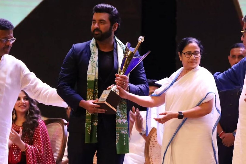 স্বাভাবিক ভাবেই এই পুরস্কার পেয়ে উচ্ছ্বসিত অভিনেতা। মুখ্যমন্ত্রী মমতা বন্দ্যোপাধ্যায়ের হাত থেকে পুরস্কার নিয়েছেনস তিনি। এর পরেই নিজের অনুভূতি প্রকাশ করে একটি পোস্ট করেন অঙ্কুশ। 