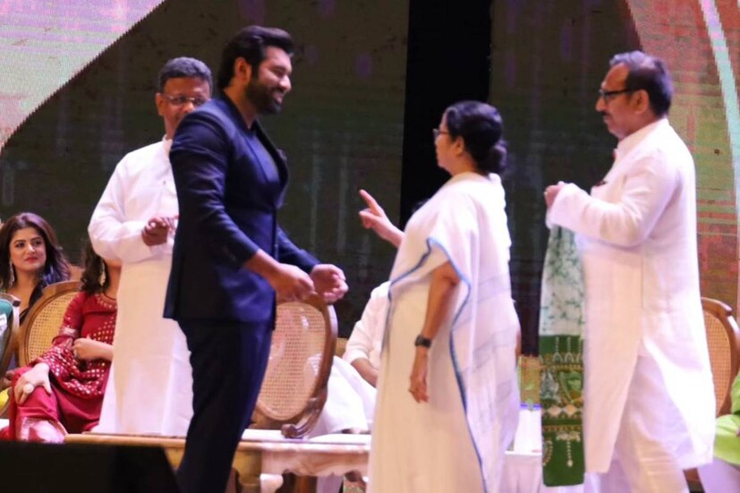 অঙ্কুশ লেখেন, &quot;পুরষ্কার অনুপ্রেরণা যোগায়। তাই গ্রহণ করলাম । প্রচুর পরিশ্রম বাকি নিজেকে এই পুরস্কারের যোগ্য করে তোলার জন্যে। আপাতত আমার মত একজন সামান্য 'নায়ক' কে সরকারের তরফ থেকে এই 'মহানায়ক' সম্মানটি দেওয়ার জন্য ধন্যবাদ।&quot;