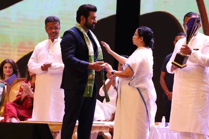 অঙ্কুশ জানিয়েছেন, এই পুরস্কার তাঁকে আরও পরিশ্রম করার উৎসাহ দেবে। অভিনেতাকে শুভেচ্ছাবার্তায় ভরিয়ে দিয়েছেন তাঁর অনুরাগীরা। কিন্তু প্রশংসার সঙ্গেই ধেয়ে এসেছে কটাক্ষ। অনেকেই মনে করেন, অঙ্কুশ এই সম্মানের যোগ্য নন।