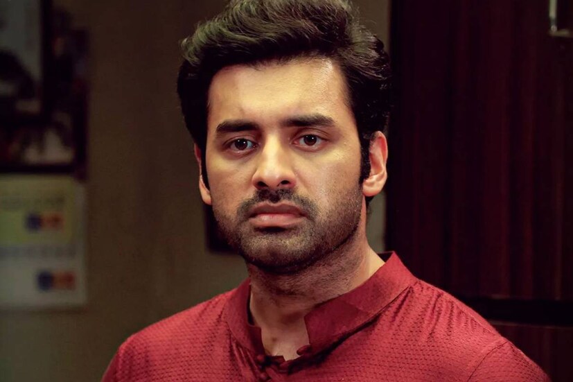 জনৈক নেটিজেন লেখেন, 'দাদা কিছু কিছু ক্ষেত্রে তো লজ্জা থাকা দরকার। উপাধি নিতে লজ্জা করল না?' আবার অন্য জনের বক্তব্য, 'আপনি পরিশ্রম করেন। ভাল অভিনয় করেন। কিন্তু এই উপাধি আপনাকে মানায় না।' এমনই অসংখ্য মন্তব্যে ভরে গিয়েছে অভিনেতার পোস্ট। 