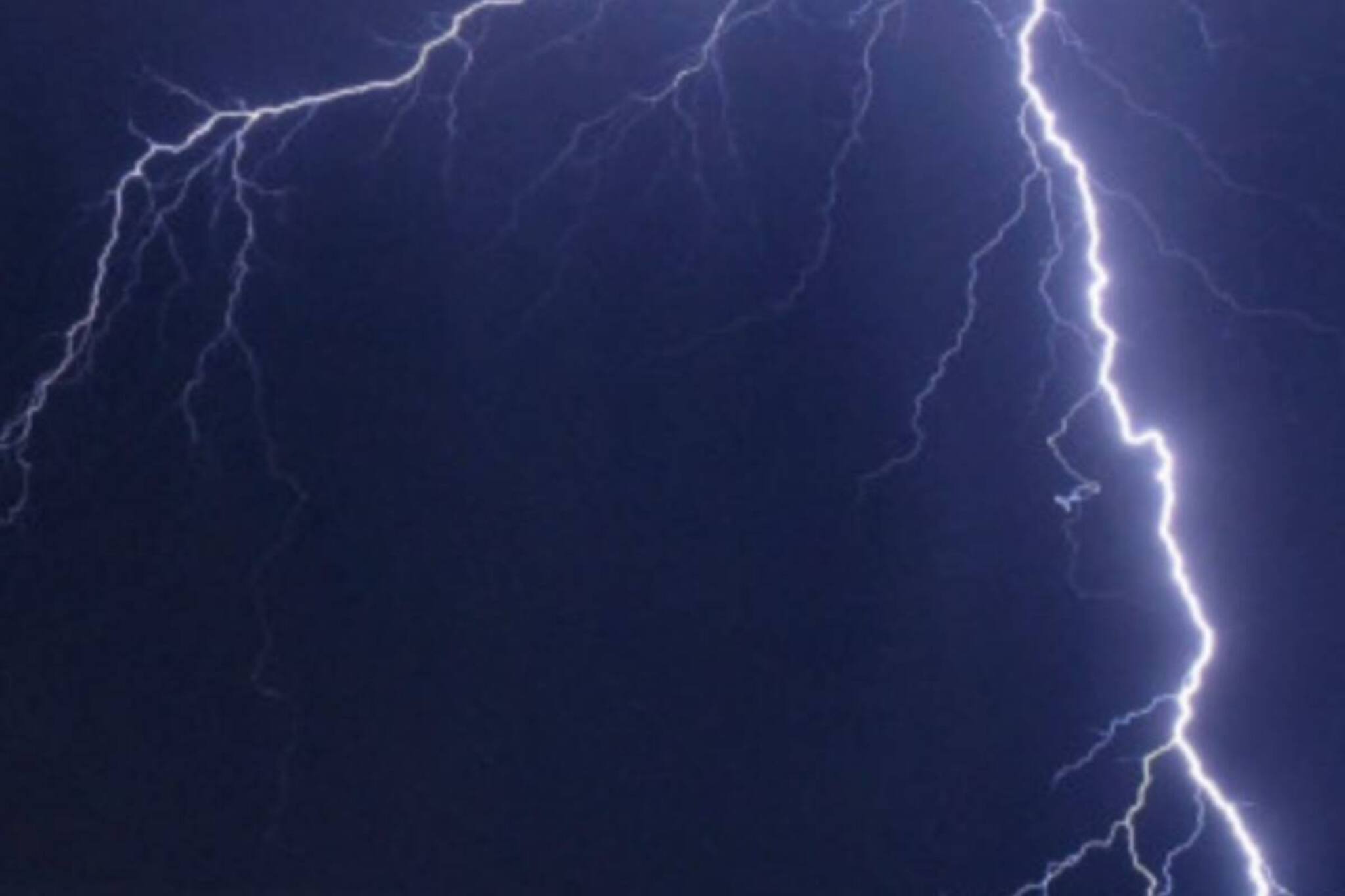 টোটোর ব্যাটারি চার্জ দিতে গিয়ে বিপত্তি! বিদ্যুৎস্পৃষ্ট হয়ে মৃত ব্যক্তি