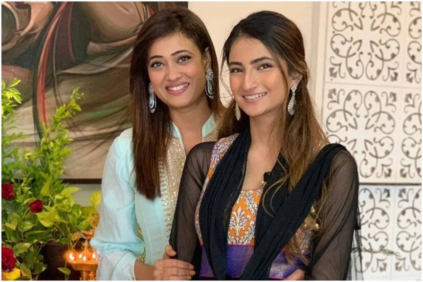 ১৫-১৬ বছর বয়সে এক যুবকের সঙ্গেও সম্পর্কে জড়ান পলক। শ্বেতা যখন কাজের জন্য শহরের বাইরে থাকতেন, তখন তাঁকে মিথ্যা বলে প্রেমিকের সঙ্গে শপিং মলে বেড়াতে যেতেন পলক। শেষমেশ যদিও মায়ের কাছে ধরা পড়েই যেতেন তিনি।