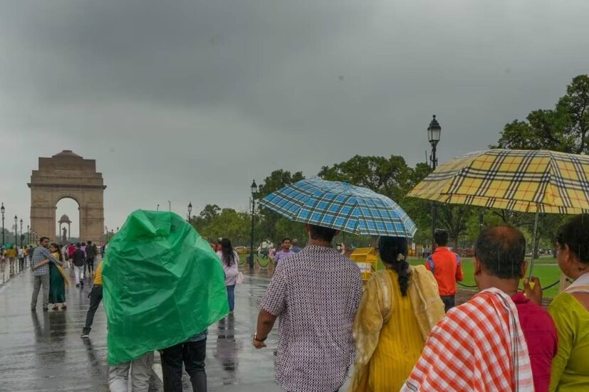 দিল্লিতে বৃষ্টির কারণে ইন্দিরা গান্ধি আন্তর্জাতিক বিমানবন্দর থেকে অমৃতসরগামী দুটি এবং লখনউমুখী একটি বিমানের যাত্রাপথ পরিবর্তন করা হয়।