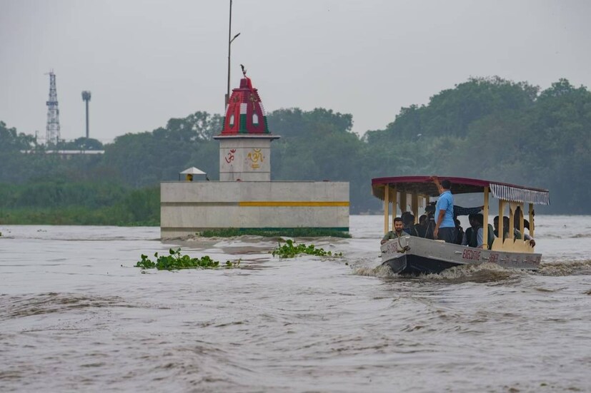  চার দিন ধরে লাগাতার প্রবল বর্ষণে বিপর্যস্ত দিল্লি-সহ উত্তর ভারত। একাধিক প্রাণহানির পাশাপাশি ধস এবং ধ্বংসের চিহ্ন দেশের উত্তর অংশ জুড়ে। বিস্তৃত এলাকা জুড়ে ভেঙে গিয়েছে সেতু। পাহাড় থেকে ধসে পড়েছে পাথরের চাঁই। সেগুলির চাপে পিষ্ট হয়ে গিয়েছে গাড়িও।