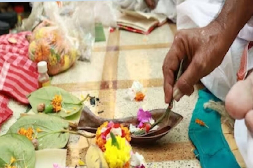 এই তিথিতে ভোরবেলা ঘুম থেকে উঠে নদীতে পুণ্যস্নান করা হয়৷ এদিন অনেকেই ব্রাহ্মণভোজন করিয়ে থাকেন৷ পূজারী ব্রাহ্মণকে আহার্য ও পোশাক ও দক্ষিণা দিয়ে থাকেন৷