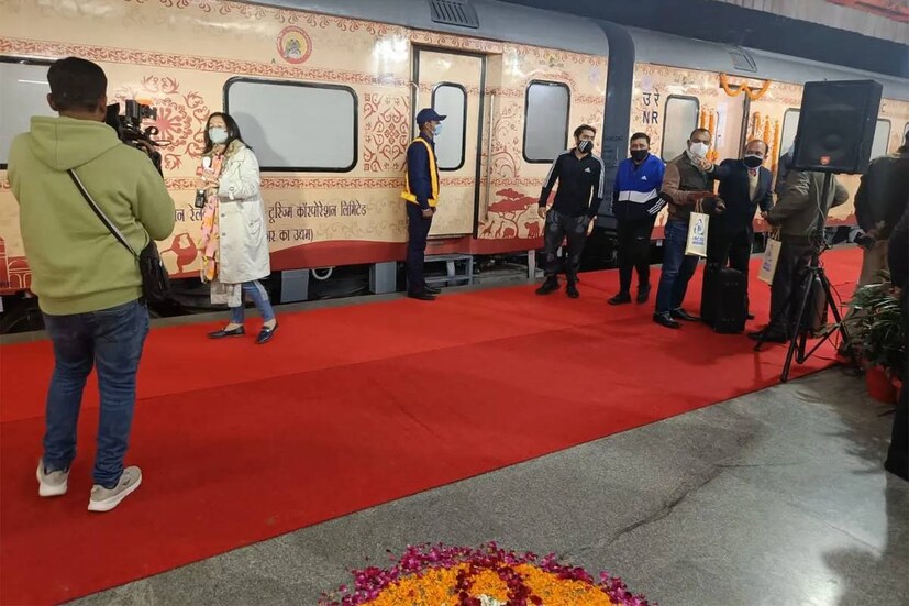 এগুলি হল ইকোনমিক ক্লাস, বাতানুকূল সুবিধাযুক্ত স্ট্যান্ডার্ড ও কমফোর্ট শ্রেণী। ইকোনমিক ক্লাসের জন্য ভাড়া ১৭,৭০০ টাকা। বাতানুকূল সুবিধাযুক্ত স্ট্যান্ডার্ডে জন্য ২৭,৪০০ টাকা। ও কমফর্ট শ্রেণীর জন্য ৩০,৩০০ টাকা ভাড়া ধার্য করা হয়েছে।