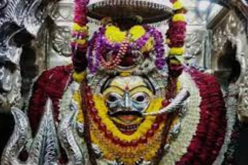 কালভৈরব মন্দিরে প্রতি রবিবার নিষ্ঠা ভরে পুজো অর্পণ করেন পুণ্যার্থীরা। বিশ্বাস, তাঁর আশীর্বাদে জীবন থেকে কুশক্তি ও কুপ্রভাব দূর হয়।