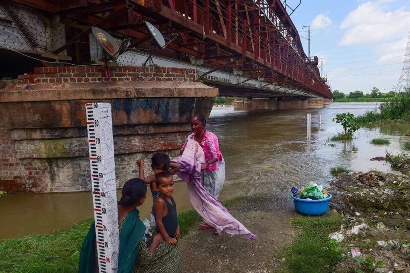 রবিবার সকালে দিল্লিতে যমুনানদীতে জলস্তর ছিল ২০৩.১৪ মিটার। সোমবার বিকেলে সেটি পৌঁছয় ২০৫.৪ মিটারে। বিপদসীমা ২০৫.৩৩ মিটারের মাত্রা পেরিয়ে যাওয়ায় বাড়ছে আতঙ্ক ও আশঙ্কা। যমুনা নদীর জল পর্যবেক্ষণ করার জন্য খোলা হয়েছে ১৬ টি কন্ট্রোলরুম। উদ্ধারকাজের জন্য মোতায়েন রাখা হয়েছে ৫০-এর বেশি মোটরবোট।
