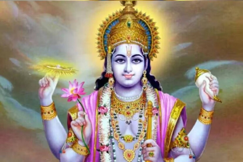 অনেকেই এই তিথিতে পুজো নিবেদন করতে বিষ্ণুমন্দিরে যান৷ আবার বহু ভক্ত বাড়িতেই পালন করেন কামিকা একাদশী৷