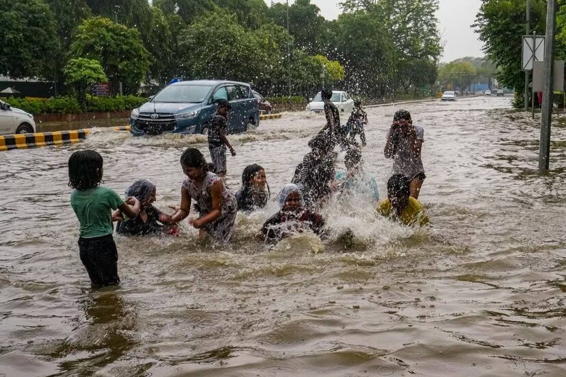 উত্তর ভারতের বর্ষণবিধ্বস্ত রাজ্যগুলির মধ্যে সবথেকে খারাপ অবস্থা হিমাচল প্রদেশের। প্রাণহানির সংখ্যা পৌঁছে গিয়েছে ৩১-এ। পড়শি উত্তরাখণ্ডে প্রাণ হারিয়েছেন ৫ জন। উত্তর প্রদেশ, পঞ্জাব, রাজস্থানেও ১ জন করে প্রাণ হারিয়েছেন।