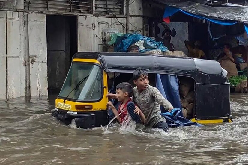 আগামী তিন দিন মুম্বইয়ের জন্যেও হলুদ সতর্কতা জারি করেছে আবহাওয়া দফতর। বিক্ষিপ্ত ভাবে হতে পারে ভারী থেকে অতি ভারী বৃষ্টি। তবে যান চলাচল-সহ নাগরিক পরিষেবা এখনও সেভাবে বিঘ্নিত হয়নি।