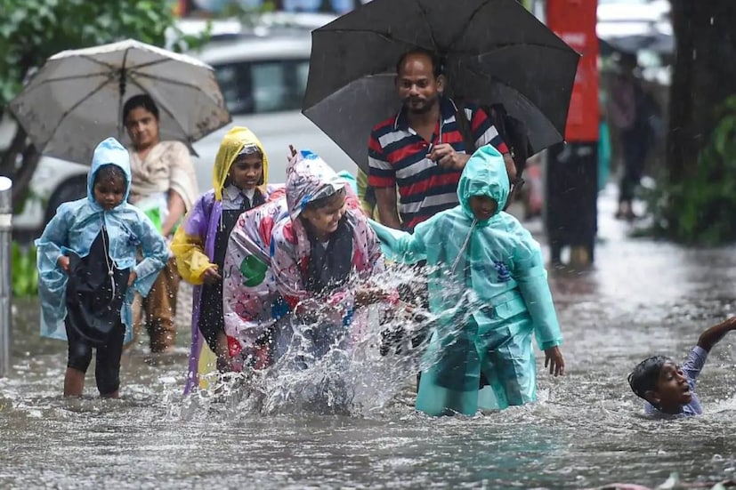 ছাত্রছাত্রীদের স্বার্থে বৃষ্টির কারণে সোমবার স্কুল বন্ধ রাখা হয়েছে নয়ডাতেও। একটানা বর্ষণে জনজীবন বিপর্যস্ত গুরুগাঁও এলাকাতেও। 