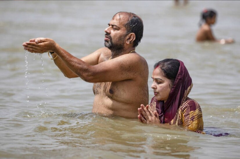 কামিকা একাদশী তিথিতে পুণ্যস্নান বিশেষ গুরুত্বপূর্ণ। মনে করা হয় এই তিথিতে উপবাস ব্রত পালন করলে অশ্বমেধ যজ্ঞের সমমানের পুণ্যলাভ করা যায়।