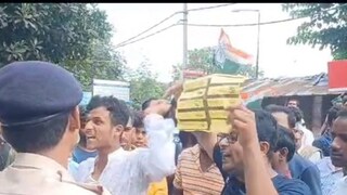 বিডিও অফিসের সামনে ধর্নায় বসে বিক্ষোভ দেখাতে থাকেন কংগ্রেস ও বিজেপি কর্মীরা