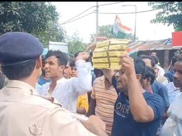 বিডিও অফিসের সামনে ধর্নায় বসে বিক্ষোভ দেখাতে থাকেন কংগ্রেস ও বিজেপি কর্মীরা
