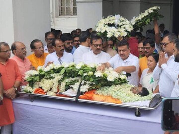 রাজনৈতিক সৌজন্যের ছবি নজরে এল বিধানসভায়