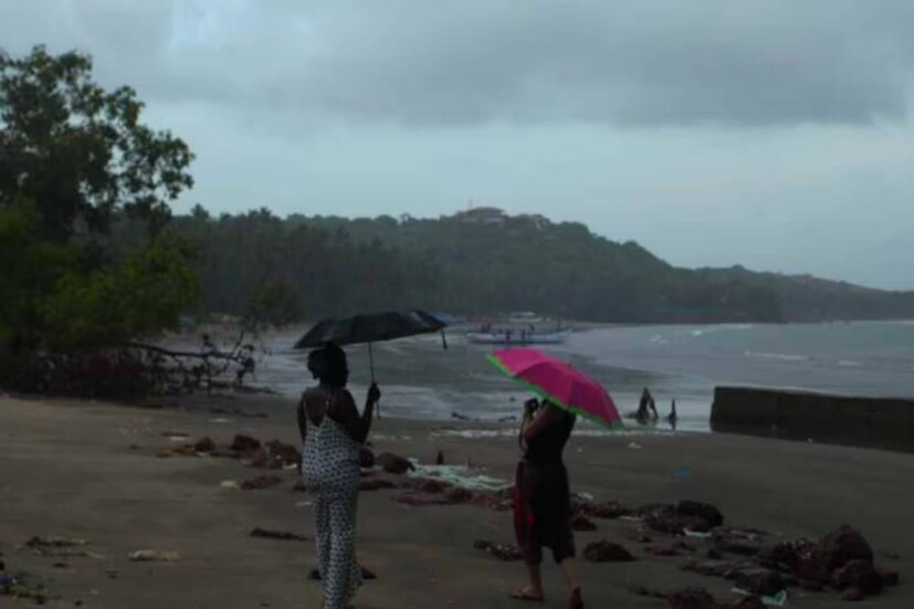মুম্বই এবং এর শহরতলিতে যোগাযোগ ব্যবস্থার মেরুদণ্ড হল লোকাল ট্রেন৷ প্রবল বর্ষণে সেই পরিষেবাও বিঘ্নিত৷ ফলে চূড়ান্ত নাকাল সাধারণ মানুষ৷
