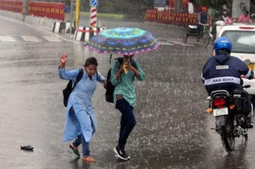 দিল্লি প্রশাসনের তরফে সোমবার স্কুল বন্ধ রাখার নির্দেশ দেওয়া হয়েছে। পাশাপাশি পড়ুয়াদের নিরাপত্তার বিষয়টিতে গুরুত্ব দেওয়ার নির্দেশও দেওয়া হয়েছে।