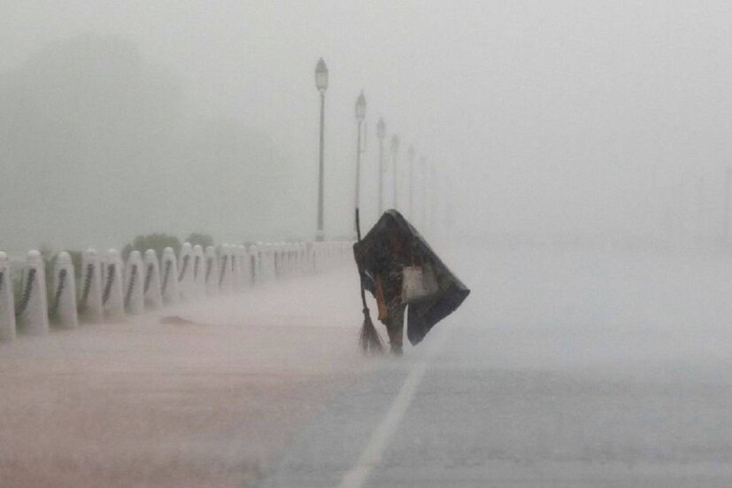 কেরলের একাধিক অংশে ভারী বর্ষণের আশঙ্কায় বন্ধ রাখা হয়েছে বিদ্যালয়। রাজ্যবাসী এবং পর্যটকদের নিষেধ করা হয়েছে নদী, সমুদ্র সৈকত এবং পাহাড়ি এলাকায় যেতে।