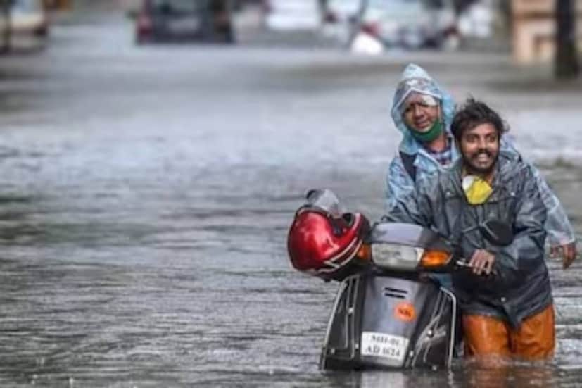 স্বাভাবিক বর্ষা এবং পশ্চিমী ঝঞ্ঝার যৌথ আক্রমণে দিল্লিতে প্রবল বৃষ্টি হচ্ছে। ১ দিনে হওয়া বৃষ্টির নিরিখে গত ৪১ বছরের রেকর্ড ভেঙে গিয়েছে দিল্লিতে।