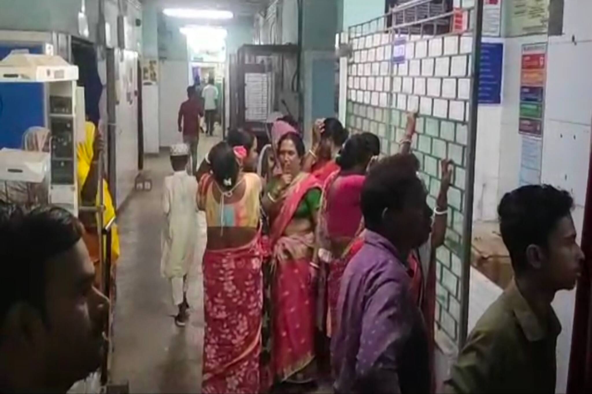 অটো উল্টে চরম দুর্ঘটণার সম্মুখীন মিনাখাঁর স্থানীয়রা