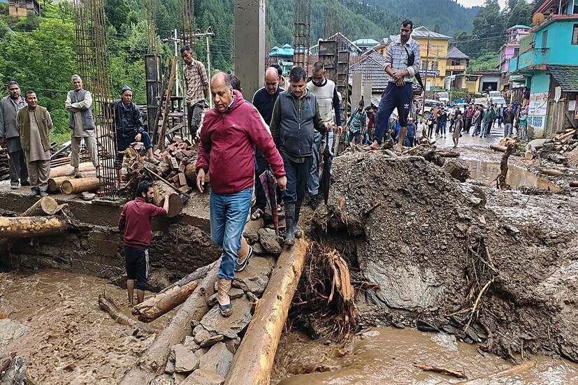 বন্যা কবলিত এলাকায়, মান্ডিতে হিমাচল প্রদেশের মুখ্যমন্ত্রী জয় রাম ঠাকুর।