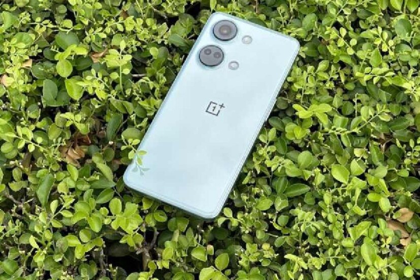 OnePlus Nord 3 5G-তে ব্যবহার করা হয়েছে ৬.৭৪ ইঞ্চির ১.৫K AMOLED ডিসপ্লে, যার রিফ্রেশ রেট ১২০ হার্ৎজ। OnePlus Nord 2T 5G-তে ব্যবহার করা হয়েছে ৬.৪৩ ইঞ্চির FHD+ AMOLED ডিসপ্লে, যার রিফ্রেশ রেট ৯০ হার্ৎজ।OnePlus Nord 3 5G-তে ব্যবহার করা হয়েছে MediaTek Dimensity ৯০০০ চিপেসেট। OnePlus Nord 2T 5G-তে ব্যবহার করা হয়েছে MediaTek Dimensity ১৩০০ চিপসেট।
