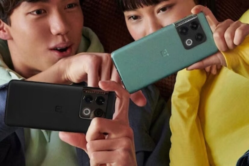 জনপ্রিয় কোম্পানি OnePlus ভারতে তাদের প্রিমিয়াম OnePlus 10 Pro ফোনের দাম কমানোর ঘোষণা করেছে। এই নিয়ে দ্বিতীয়বার OnePlus 10 Pro ফোনের দাম কম করা হল। ২০২২ সালের নভেম্বর মাসে প্রথমবার OnePlus 10 Pro-এর দাম কমানো হয়েছিল এবং সেই সময়ে ফোনটি ৫,০০০ টাকা সস্তা করা হয়েছিল। এবারও OnePlus 10 Pro ফোনের দাম কমানো হয়েছে ৫,০০০ টাকা। অর্থাৎ এখন OnePlus 10 Pro ফোনের দাম মোট ১০,০০০ টাকা কম হয়েছে।