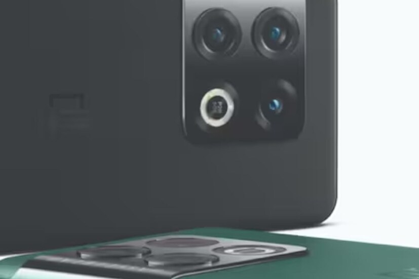 OnePlus 10 Pro ফোনে ১২০Hz রিফ্রেশ রেট-সহ একটি ৬.৭ ইঞ্চির AMOLED ডিসপ্লে রয়েছে। ফোনে আছে একটি পাঞ্চ হোল ডিসপ্লে ডিজাইন, যার মধ্যে সেলফি ক্যামেরা দেওয়া হয়েছে।