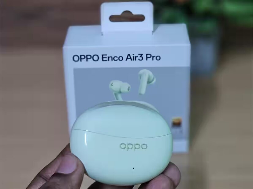 Oppo Enco Air3 Pro Review: ব্যাটারি লাইফ -  Oppo Enco Air 3 Pro-র ব্যাটারি দৈনিক ৩ ঘন্টা ব্যবহারে কমপক্ষে ৩ দিন স্থায়ী হয়। কেসের ব্যাটারি দ্রুত চার্জ করতে ইউজাররা যে কোনও হাই-ওয়াটের ফাস্ট চার্জার ব্যবহার করতে পারেন। কিন্তু, ৩০W বা তার কম ওয়াটের চার্জার ব্যবহার করলে চার্জিং কিছুটা ধীরে হবে।