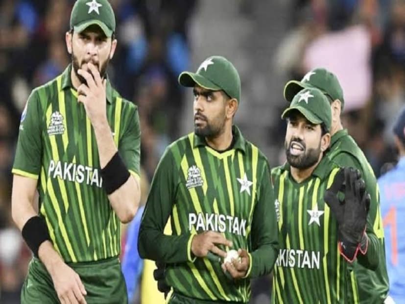 পাকিস্তান ঘোষিত দলে ভারতের বিরুদ্ধে খেলা দলের থেকে মোট ৫টি পরিবর্তন করা হয়েছে। যার মধ্যে দুটি পরিবর্তনের কথা আগেই জানা গিয়েছিল। চোটের কারণে খেলতে পারবেন না হ্যারিস রউফ ও নাসিম শাহ।
