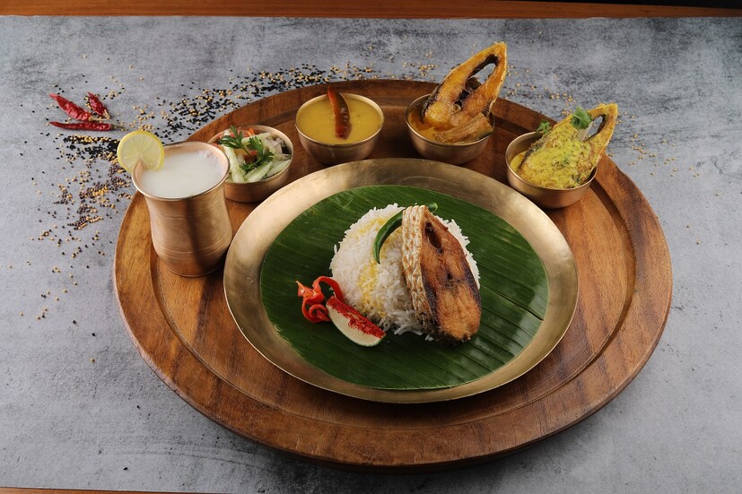 ১. তাজ সিটি সেন্টার, নিউটাউন—এখানে শামিয়ানায় ১৫ সেপ্টেম্বর পর্যন্ত চলবে ইলিশ উৎসব। দুপুর সাড়ে ১২টা থেকে বেলা ৩টে পর্যন্ত লাঞ্চ আর সন্ধে ৭টা থেকে রাত ১১টা পর্যন্ত ডিনারে পাওয়া যাবে ইলিশ ভাজা, খিচুড়ি, কাঁচা লঙ্কা-কালো জিরের ইলিশ ঝোল, আলু-বড়ি ইলিশ, বরিশালি ইলিশ, সর্ষেবাটা, লাউপাতা ভাপা আরও কত কী! দাম ৩০০০ টাকা (কর অতিরিক্ত)।