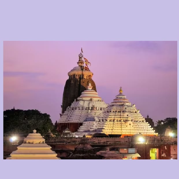 এর আগে, ২০১৭ সালে মন্দিরের এক জ্যোতিষীর কন্যাকে শঙ্খমিত্র বিয়ে করেছিলেন। ভিন জাতে সেবায়েতের বিয়ে নিষিদ্ধ হওয়া ক্ষুব্ধ হন বাকি সেবায়েতরা। জারি হয় নিষেধাজ্ঞা।