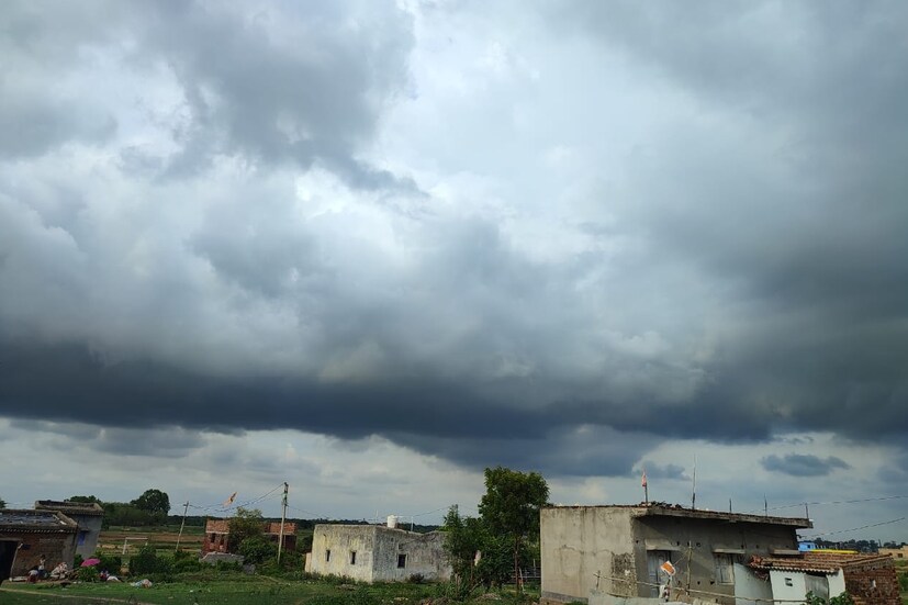 ধীরে ধীরে পরিবর্তন হয়েছে আবহাওয়ার। পুরুলিয়া জেলা জুড়ে বিভিন্ন জায়গায় বিক্ষিপ্তভাবে বৃষ্টি হচ্ছে। বুধবার জেলার বিভিন্ন প্রান্তে মাঝারি বৃষ্টি হতে দেখা যায়। তবে আর্দ্রতাজনিত অস্বস্তি বজায় থাকছে। (রিপোর্টার: শমিষ্ঠা ব্যানার্জি)