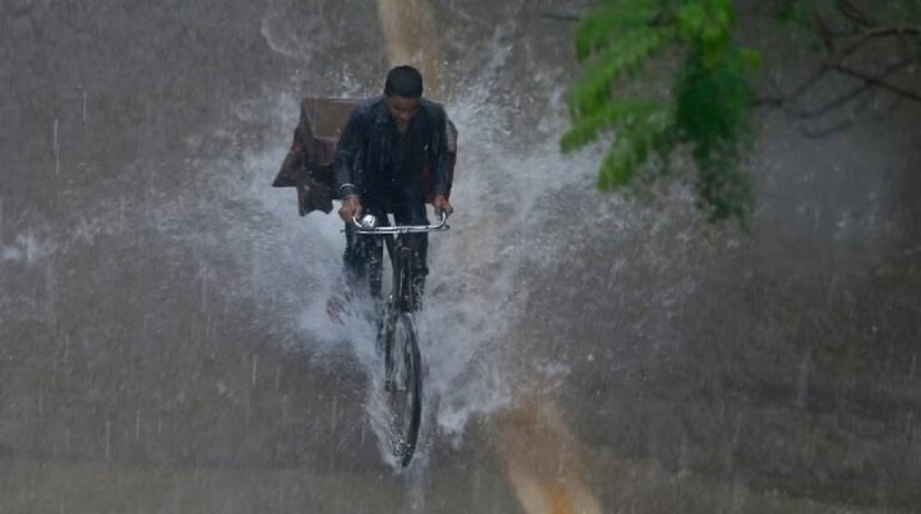  আবহাওয়া দফতর সূত্রে জানা গিয়েছে আগামী রবিবার থেকে ঝড় বৃষ্টির দাপট অনেকটাই বাড়বে। সমুদ্র উপকূলবর্তী এলাকা গুলিতে মৎস্যজীবীদের সতর্কবার্তাও দেওয়া হয়েছে। আগামী ২৪ ঘণ্টায় কলকাতা-সহ দক্ষিণবঙ্গের কোনও জেলাতেই আবহাওয়ার তেমন কোনও হেরফের হবে না বলে জানা গিয়েছে আবহাওয়া দফতরের পক্ষ থেকে।
