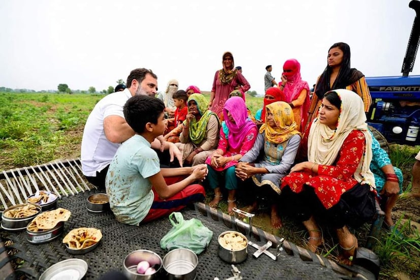 শুধু কৃষি কাজ নয়। কেমন চলছে কৃষি কাজ তা নিয়ে  গ্রামবাসিদের সঙ্গে আলোচনার পাশাপাশি তাঁদের সঙ্গে বসেই সারলেন সকালের জলখাবার।{ছবি সৌজন্যে রাহুল গান্ধির স্যোশাল মিডিয়া}