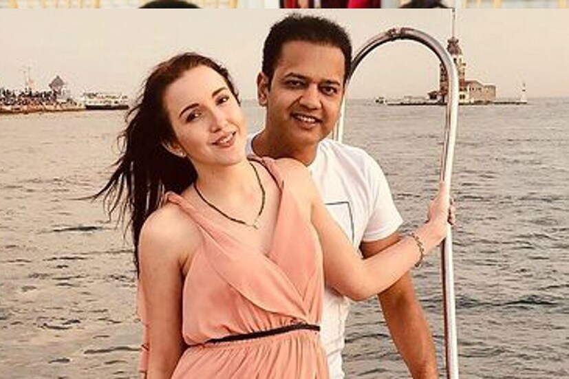 এদিক রাহুলের ঘনিষ্ঠ মহলের খবর, দাম্পত্যের শুরু থেকেই দু’জনের মধ্যে বোঝাপড়ার সমস্যা হচ্ছিল। তাও যতটা সম্ভব একসঙ্গে থাকার চেষ্টা করেছেন তাঁরা। গত বছরই তাঁদের ঘর আলাদা হয়ে গিয়েছে। ডিভোর্সও ফাইল করেছেন।