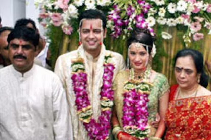 ২০০৬ সালে প্রথম বিয়ে রাহুলের। শ্বেতা সিংকে বিয়ে করেছিলেন তিনি। প্রবল ওঠাপড়ার পর ২০০৮ সালে তাঁদের বিচ্ছেদ হয়। শোনা গিয়েছিল, প্রথম স্ত্রীকে মারধর করতেন রাহুল। শ্বেতা পেশায় পাইলট ছিলেন।