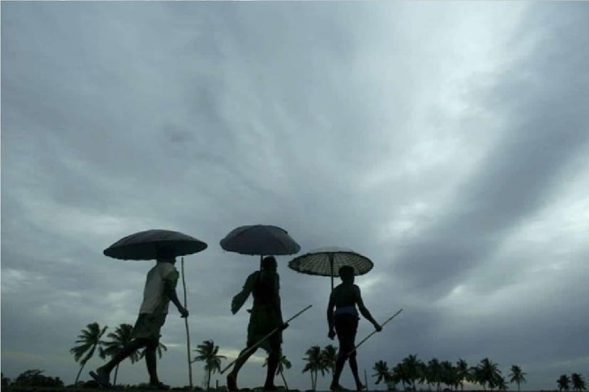 *ভোটে উত্তরবঙ্গে বৃষ্টির ভোগান্তি হতে পারে। সেই দিক থেকে দক্ষিণবঙ্গে কিছুটা রেহাই। উত্তরবঙ্গে যে আবহাওয়া রয়েছে তা জারি থাকবে। উত্তরবঙ্গে ৫ জেলায় আগামী ৪-৫ দিন হালকা থেকে মাঝারি বৃষ্টির সম্ভবনা। ফাইল ছবি। 