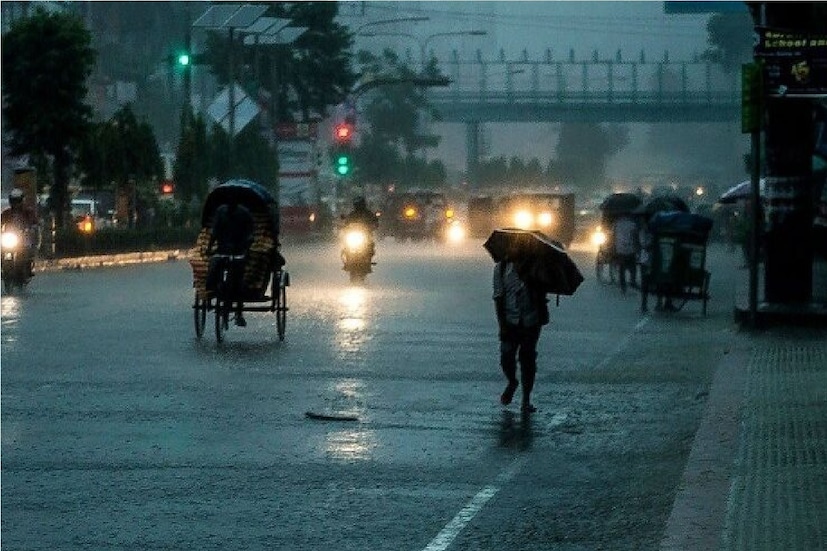 *ভোটের লাইনে হাতে থাকবে ছাতা নাকি অসহ্য গরমে ঘাম ঝড়িয়ে ভোট। দক্ষিণবঙ্গে মেঘলা আকাশ দেখে বাংলার মনে প্রশ্নচিহ্ন। ভোটের দিন আবহাওয়া কেমন থাকছে। আগামী কয়েকদিনের আবহাওয়ার পূর্বাভাস দিল আবহাওয়া দফতর। প্রতিবেদনঃ রাকেশ মাইতি। ফাইল ছবি। 
