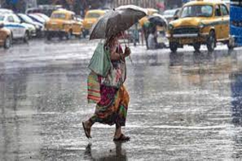 জেলার বিভিন্ন প্রান্তে হালকা থেকে মাঝারি বৃষ্টি হচ্ছে কখনও , কখনও। মাঝেমধ্যেই হালকা রোদের দেখা মিলছে। তবে দক্ষিণবঙ্গের এই জেলার আগামী কিছুদিনের মধ্যেই প্রবল ঝড় বৃষ্টি হতে পারে এমনটাই পূর্বভাস মিলেছে।