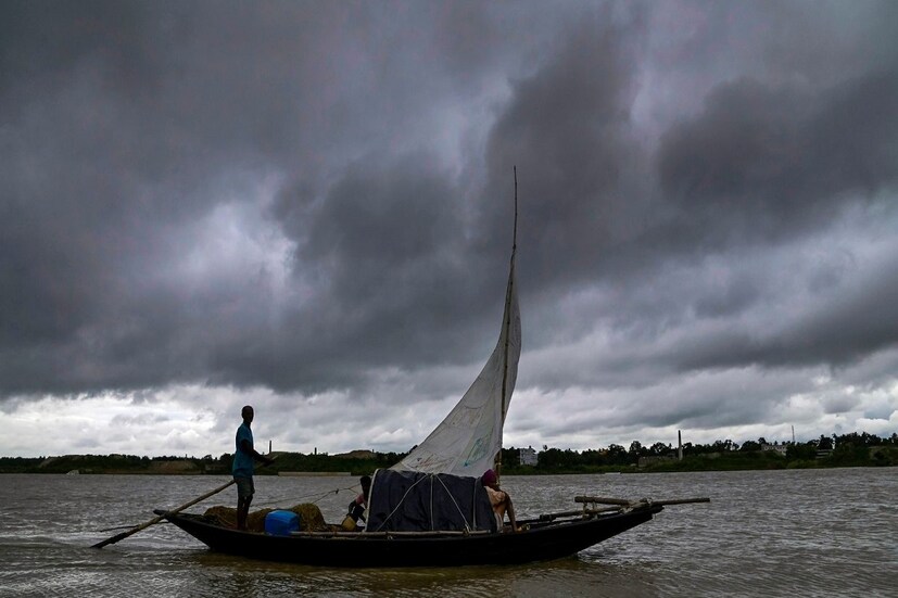 আগামী চার-পাঁচ দিন গোটা রাজ্যেই হালকা থেকে মাঝারি বৃষ্টি হতে পারে। বৃষ্টির পাশাপাশি দক্ষিণবঙ্গের কোনও কোনও জায়গায় বজ্রবিদ্যুত সহ বৃষ্টিও হতে পারে। উত্তরবঙ্গের একাধিক জেলাতেও বজ্র-বিদ্যুৎ- সহ হালকা মাঝারি বৃষ্টি হতে পারে। 