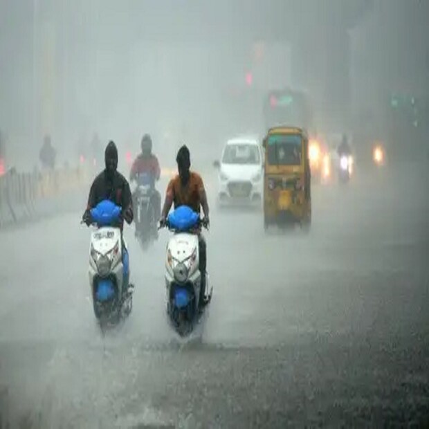 এরপরেও আগামী সময়ে ভারী বৃষ্টিপাতের সতর্কতা জারি করেছে আবহাওয়া দফতর ৷ মুম্বই-সহ বিভিন্ন এলাকায় আগামী ২৪ ঘণ্টায় কাঁপানো বৃষ্টিপাত হতে চলেছে ৷ প্রতীকী ছবি ৷
