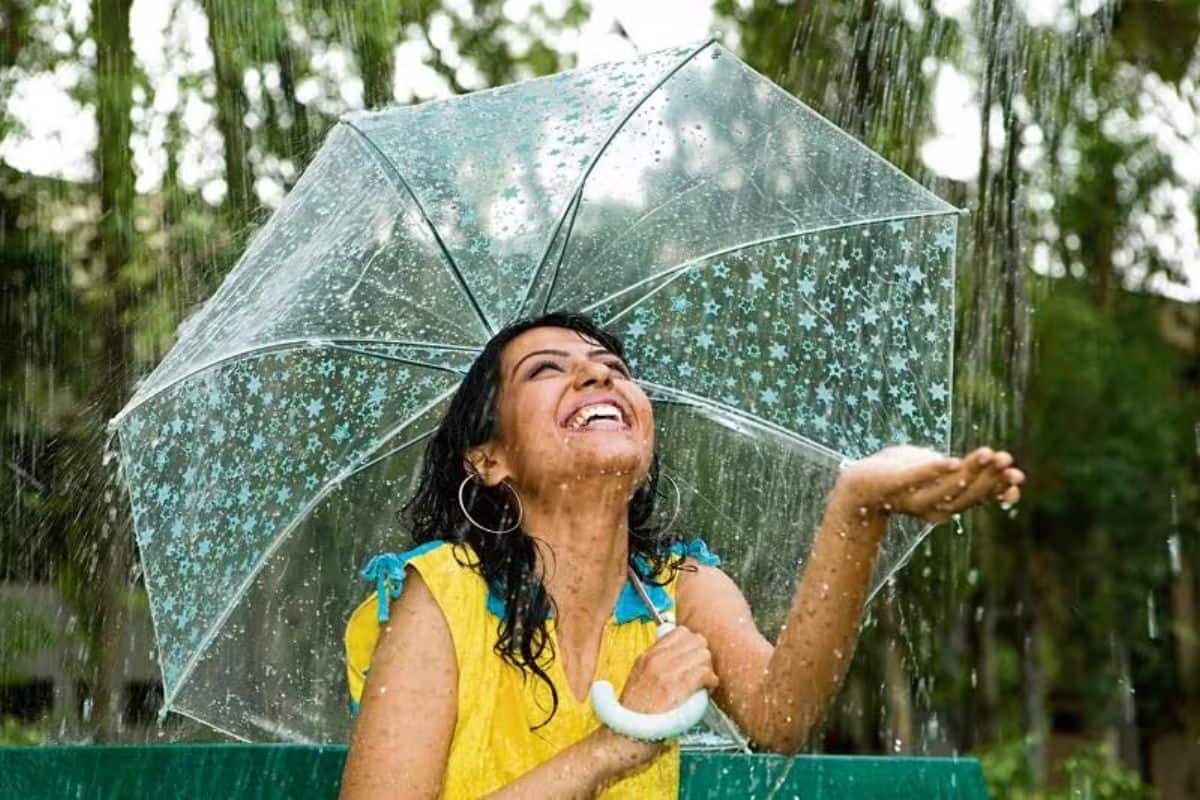 ফলে শরীরকে রোগজীবাণুর সঙ্গে লড়াই করার ক্ষমতা বাড়ানো দরকার। তাই প্রতিদিন পাতে কিছু শাক সবজি থাকা আবশ‍্যক। কিন্তু জানেন কি, কিছু সস্তা সবজিও আপনার শরীরের দারুণ উপকারে আসতে পারে। ডায়েটেশিয়ান রোহিত যাদব সংবাদমাধ‍্যমকে জানালেন, বর্ষায় কোন সবজি খেলে শরীর সুস্থ থাকবে। সেইসঙ্গে পকেটেও টান পড়বে না। 
