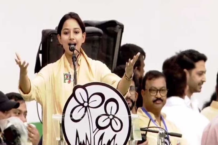 কলকাতা: তৃণমূলের একুশে জুলাইয়ের মঞ্চে ফের একঝাঁক যুবদের দাপট। দলের পোড়খাওয়া নেতাদের পাশাপাশি এবার একুশের ভরা মঞ্চ ছাড়া হল তৃণমূলের ছাত্র-যুবদের জন্যও। ধর্মতলার উপচে পড়া ভিড়ে ঝাঁঝালো ভাষণে মঞ্চ মাতালেন রাজন্যা হালদারের মতো মুখও। একুশে জুলাইয়ের মঞ্চ থেকে নজর কাড়লেন তৃণমূলের তরুণরা।
