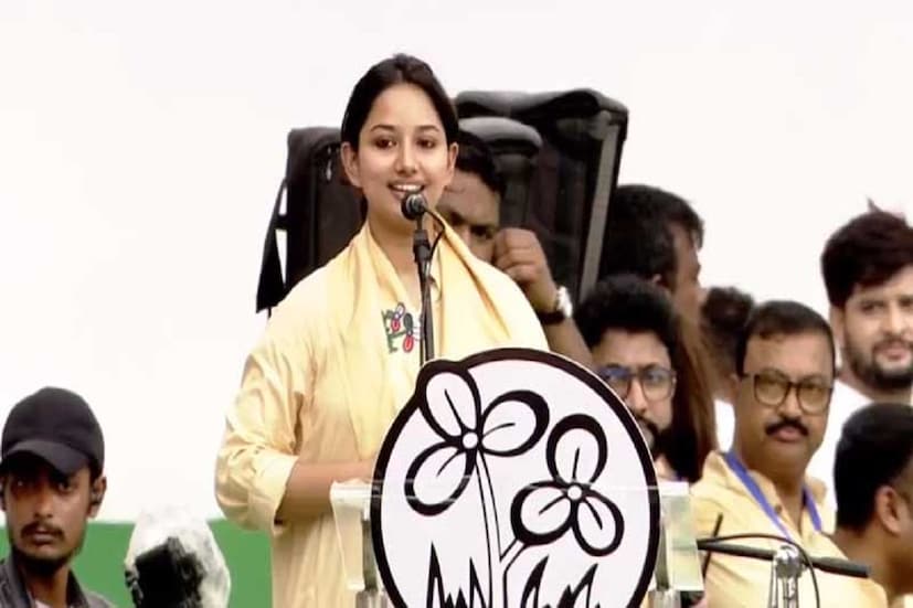 তৃণমূলের রাজ্য সভাপতি সুব্রত বক্সি একুশে জুলাইয়ের মঞ্চ থেকে দলের যুবনেত্রী রাজন্যা হালদারের সঙ্গে পরিচয় করিয়ে দেন উপস্থিত জনতার। তাঁকে বক্তৃতা রাখতে বলেন তিনি। সুযোগ পেয়ে মিনিট দশেকের টানটান বক্তৃতায় সভা মাতান রাজন্যা। মঞ্চে উঠেই মমতা বন্দ্যোপাধ্যায়, অভিষেক বন্দ্যোপাধ্যায়দের প্রণাম জানিয়ে বক্তব্য শুরু করেন প্রেসিডেন্সির এই ছাত্রী।